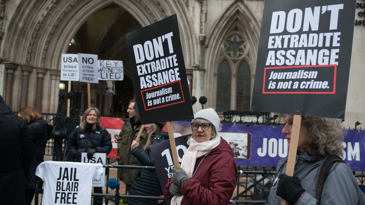 Drobné vítězství Juliana Assange. Může protestovat proti vydání do USA